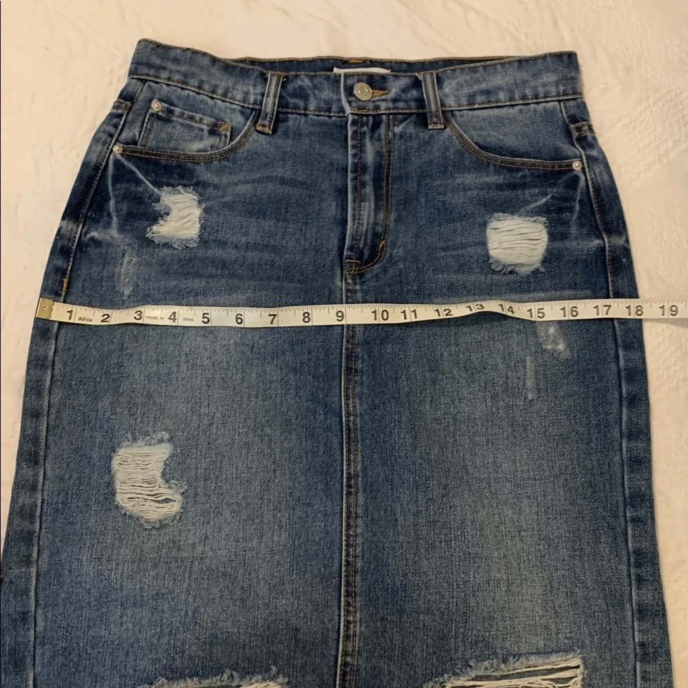 Kenzie denim distressed skirt sz S